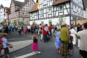 Fronleichnamsprozession durch die Straßen von Naumburg (Foto: Karl-Franz Thiede)